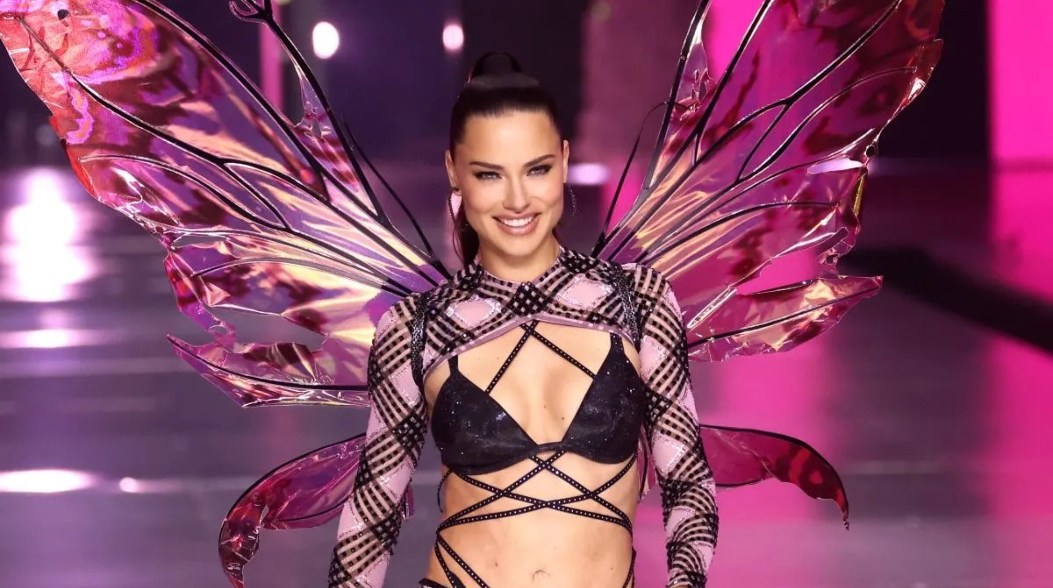 FOTO DE ADRIANA LIMA DEL DESFILE